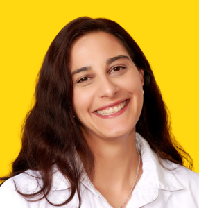 Das Foto zeigt ein Portrait von Frau Dr. Kargl vor einem gelben Hintergrund